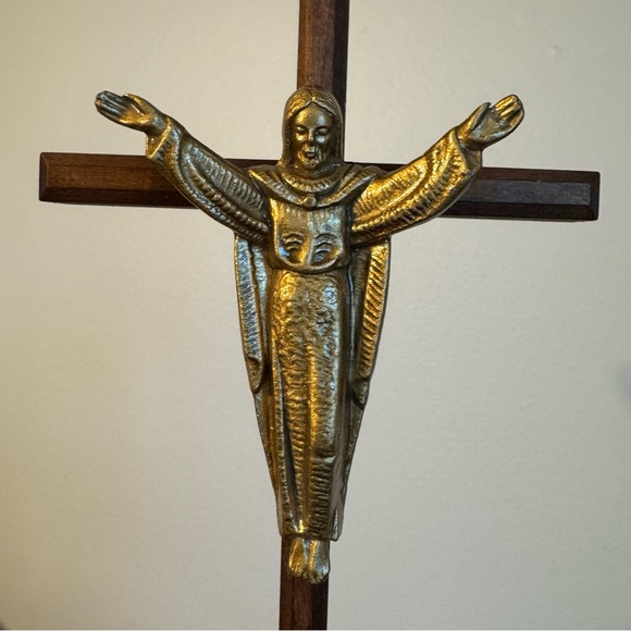 Risen Christ 10" Wood w/Brass Inlay Wall Crucifix - Picture 3 of 13